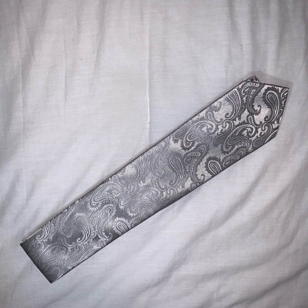 📍Men’s Grey Q brand tie